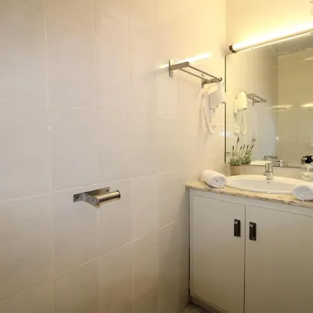 Canada Otel 2*